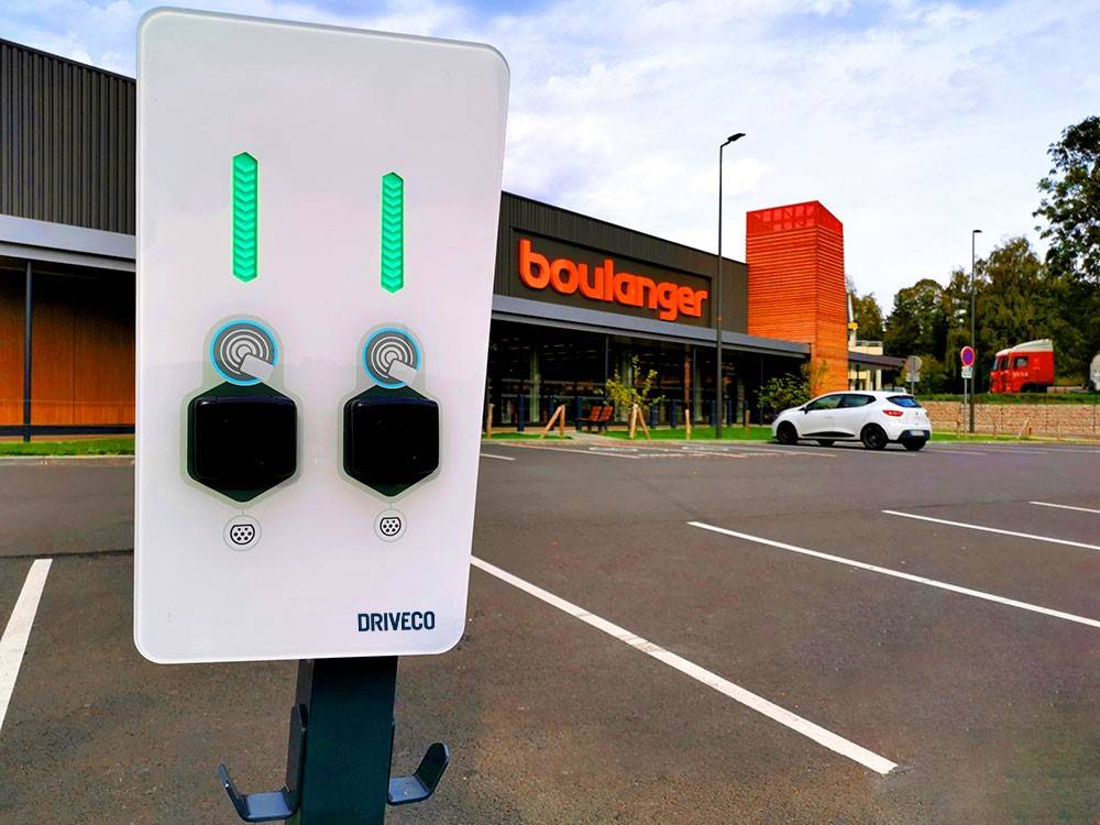 Borne de recharge voiture électrique - Kino pro de Driveco devant un magasin boulanger