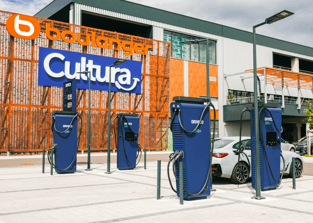 Une station DRIVECO situé sur le parking d'enseignes Cultura et Boulanger