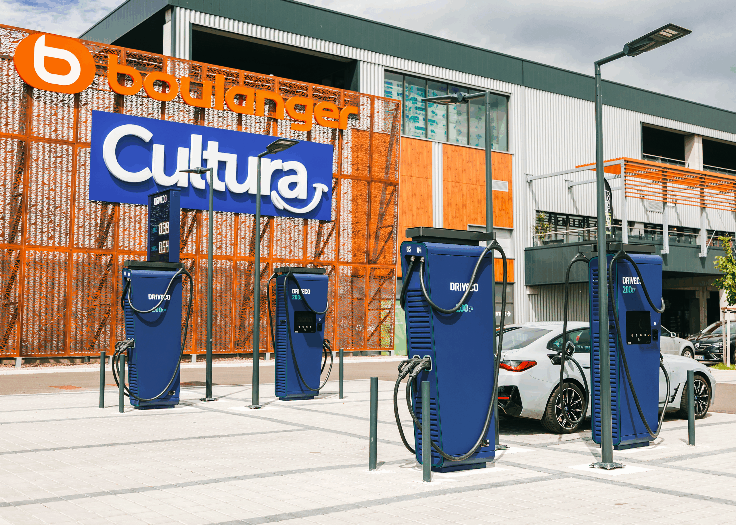 Une station DRIVECO situé sur le parking d'enseignes Cultura et Boulanger