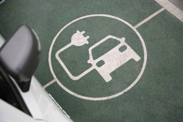 Signe recharge de voiture électrique sur un parking