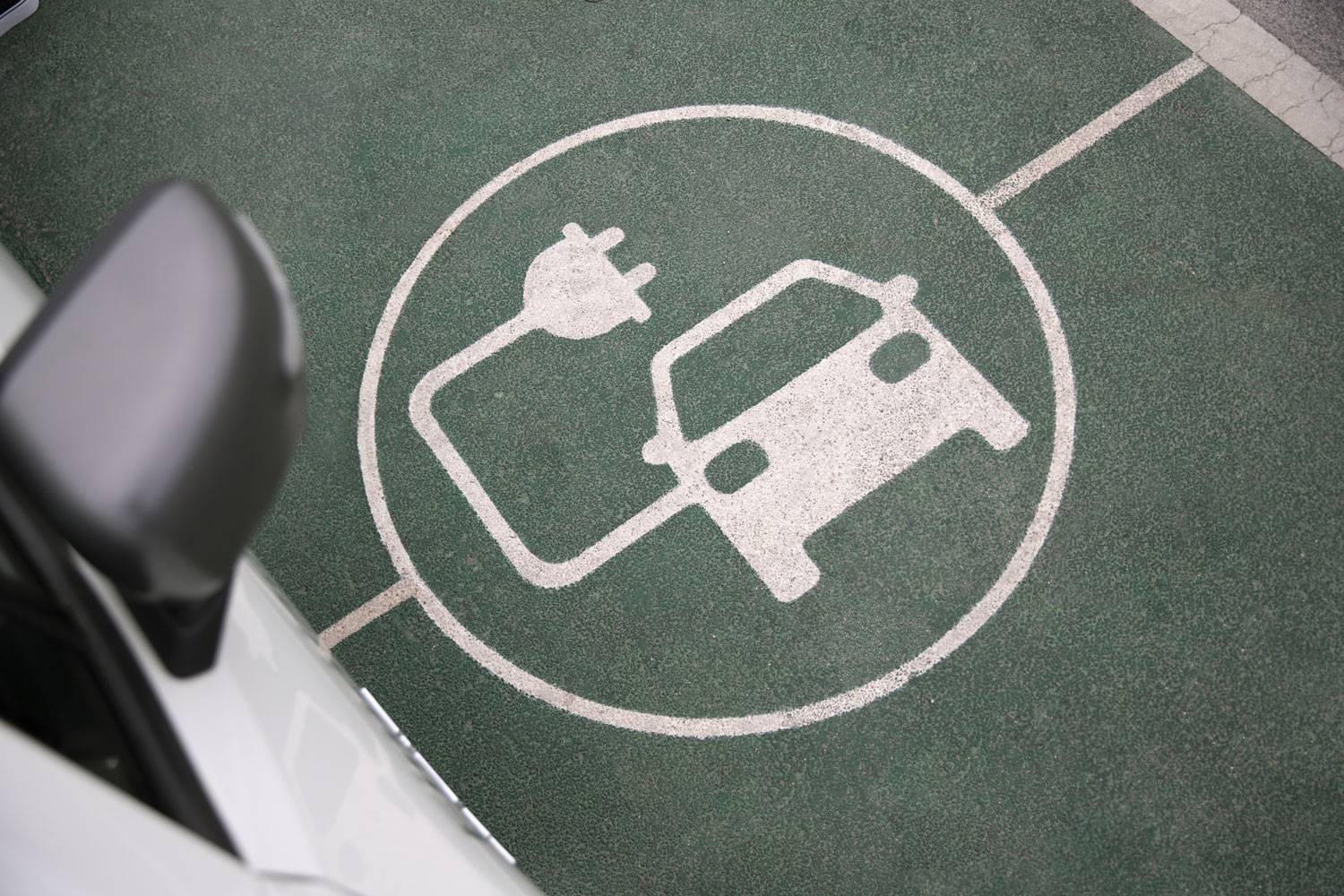 Signe recharge de voiture électrique sur un parking