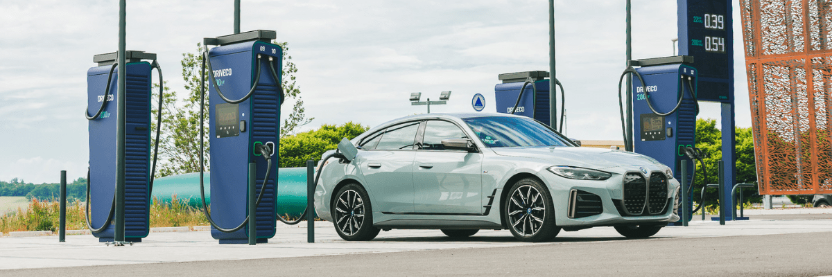 Une BMW i4 100% électrique est en train de se recharger sur une station DRIVECO