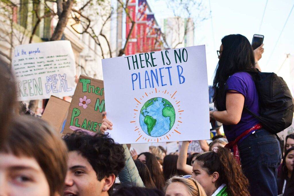 Manifestation pour la transition écologique - panneau there is no planet B - Driveco