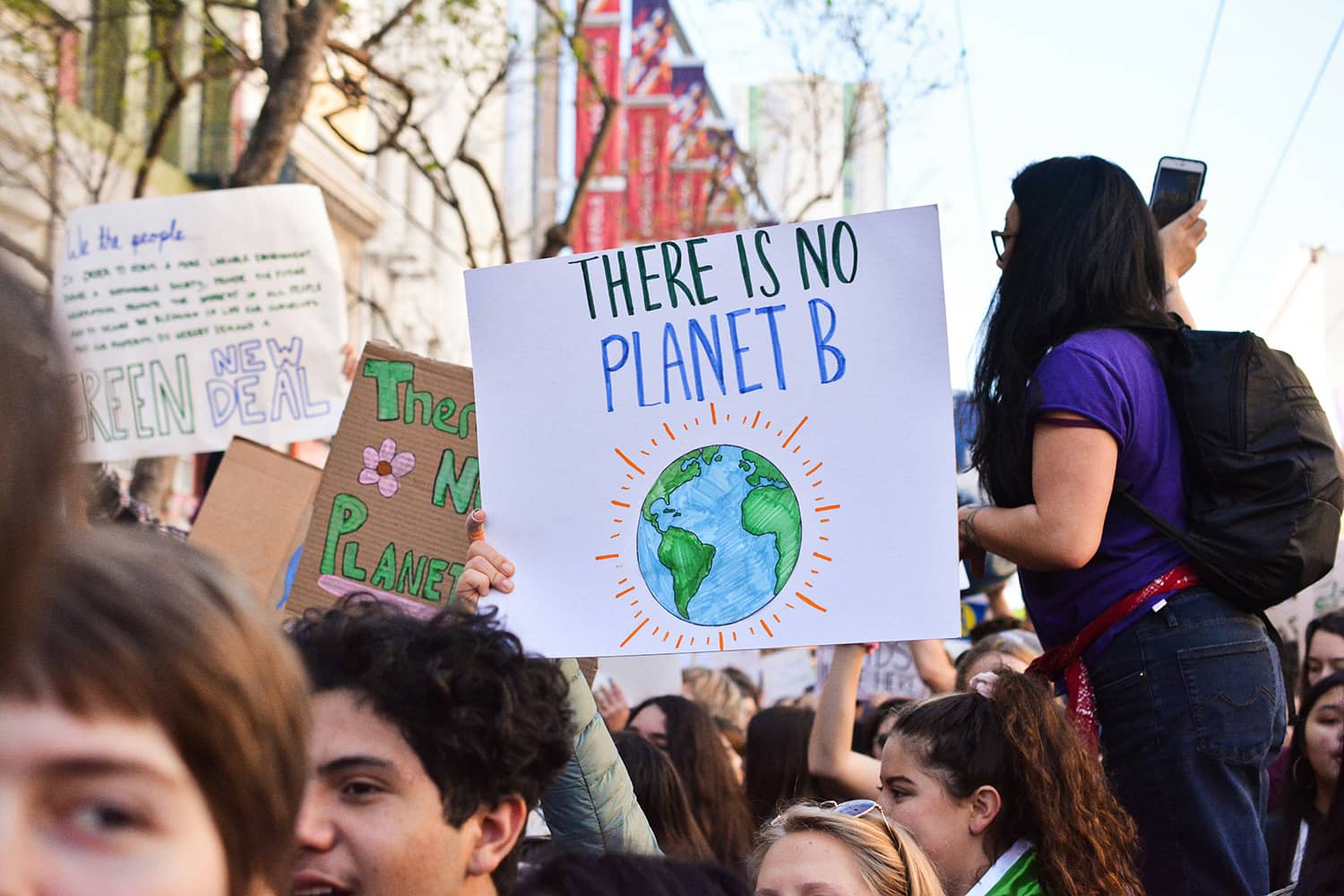 Manifestation pour la transition écologique - panneau there is no planet B - Driveco