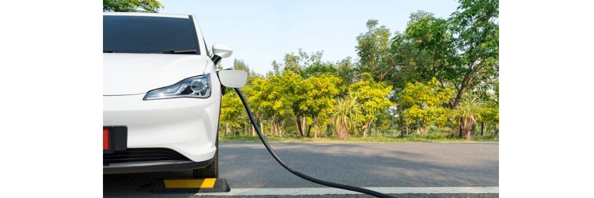 Une voiture électrique est branchée afin de se recharger