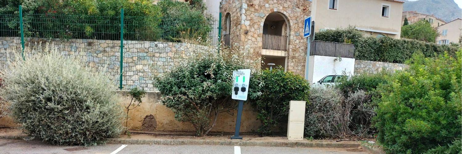 recharge gratuite en corse - pays de Balagne stade de rugby de Lumio