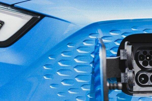 Zoom sur la face avant d'une voiture électrique, port de recharge ouvert