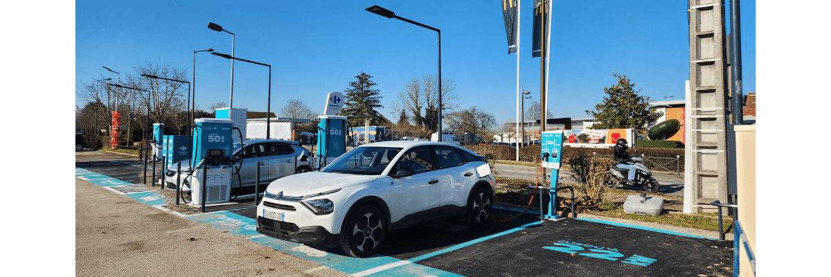 Citroën C4 rechargeant sur une station DRIVECO Carrefour Energies.