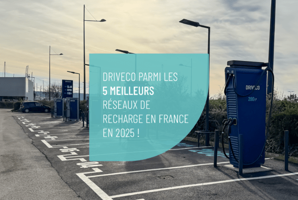 Une borne de recharge DRIVECO avec un panneau mettant en avant le classement Chargemap.