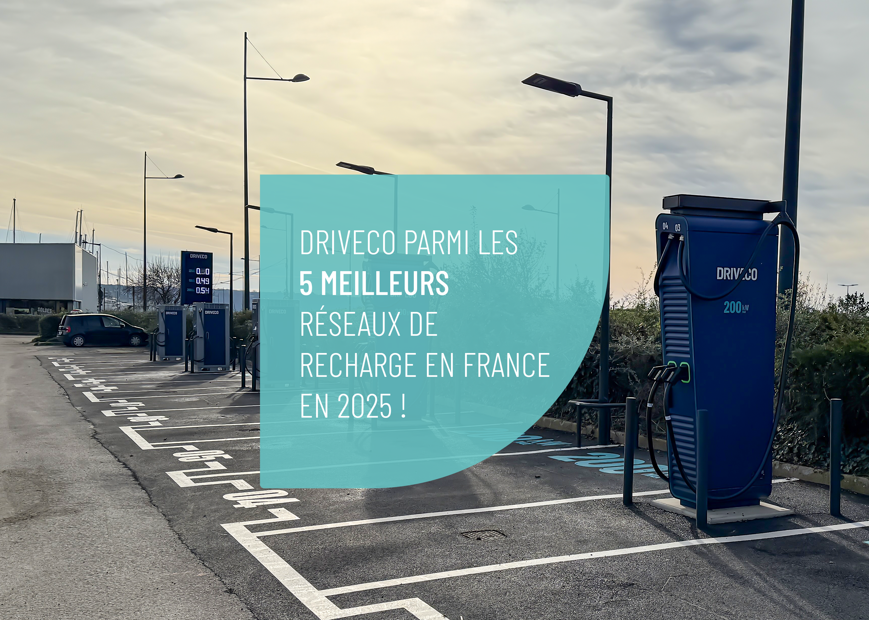 Une borne de recharge DRIVECO avec un panneau mettant en avant le classement Chargemap.