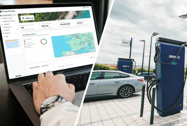 L'écran affiche deux visuels : un ordinateur posé sur les genoux d'un utilisateur affichant le DRIVECO Charge Manager à gauche, une station DRIVECO avec un véhicule électrique garé devant une borne DRIVECO à droite