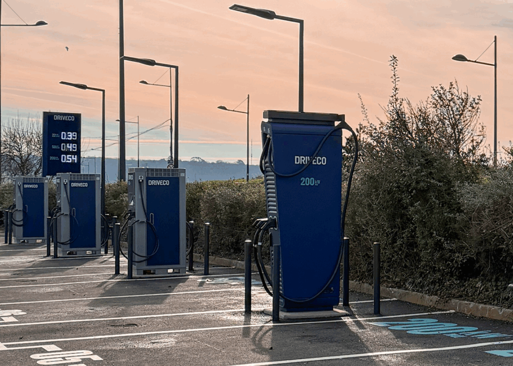 Visual-Blog-Post-Quelle-Borne-Choisir-Header Une station DRIVECO sur un parking présente plusieurs bornes de recharge électrique