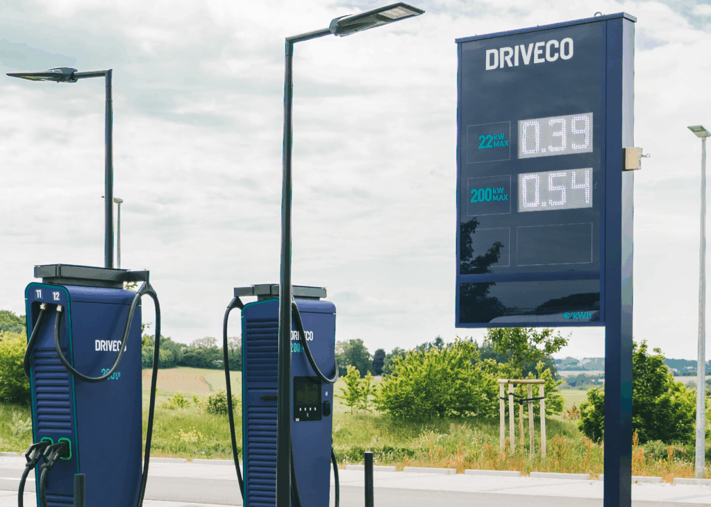 Station de recharge DRIVECO et panneau d'indication du prix de la recharge.