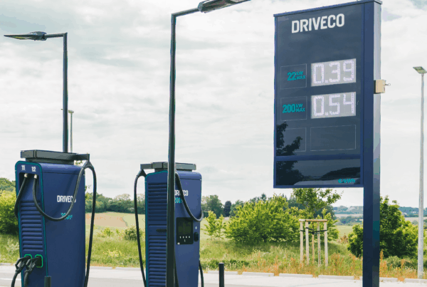 Station de recharge DRIVECO et panneau d'indication du prix de la recharge.
