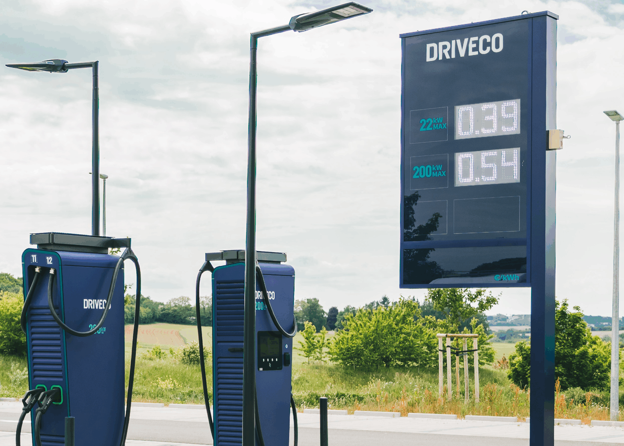 Station de recharge DRIVECO et panneau d'indication du prix de la recharge.