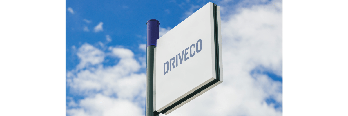 Un drapeau DRIVECO au sein d'une station de recharge pour voitures électriques.