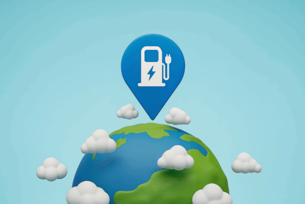 Une planète Terre est surmontée d'un pictogramme indiquant une borne de recharge électrique, pointant sur la surface de la Terre.