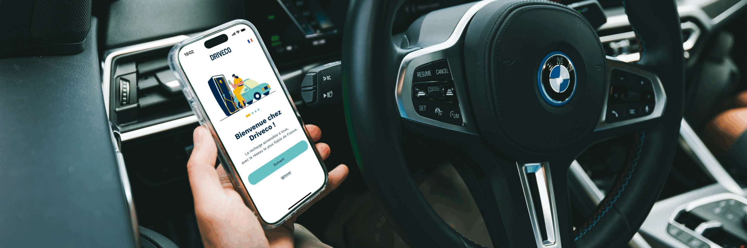 Conducteur dans une voiture BMW utilisant l’application DRIVECO sur smartphone pour gérer la recharge de son véhicule électrique.