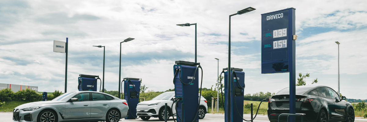Bornes de recharge rapides DRIVECO avec voitures électriques en charge sur une aire moderne.