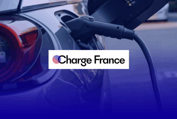 Câble de recharge électrique connecté à un véhicule avec le logo Charge France.
