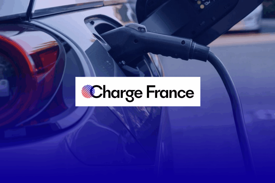 Câble de recharge électrique connecté à un véhicule avec le logo Charge France.