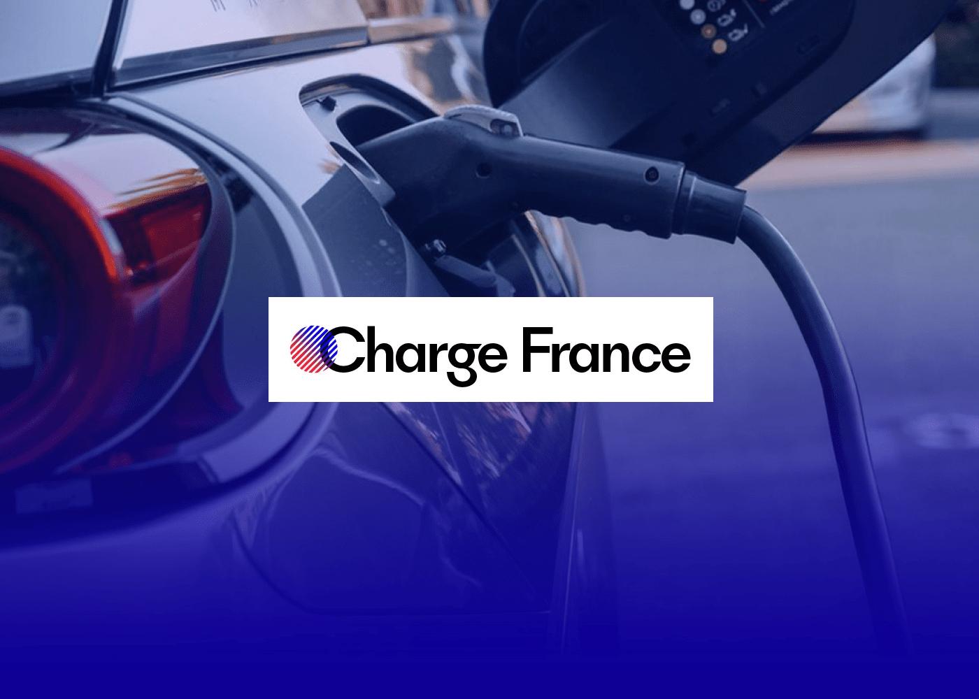 Câble de recharge électrique connecté à un véhicule avec le logo Charge France.