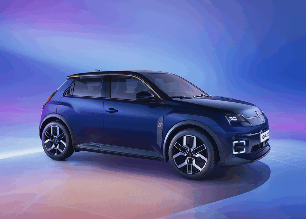 Nouvelle Renault 5 E-Tech, citadine électrique compacte bleue au design moderne, présentée en studio avec éclairage violet et bleu, vue de trois quarts avant gauche.