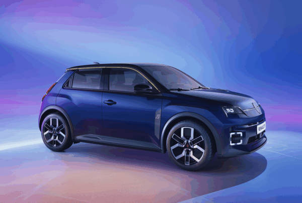 Nouvelle Renault 5 E-Tech, citadine électrique compacte bleue au design moderne, présentée en studio avec éclairage violet et bleu, vue de trois quarts avant gauche.