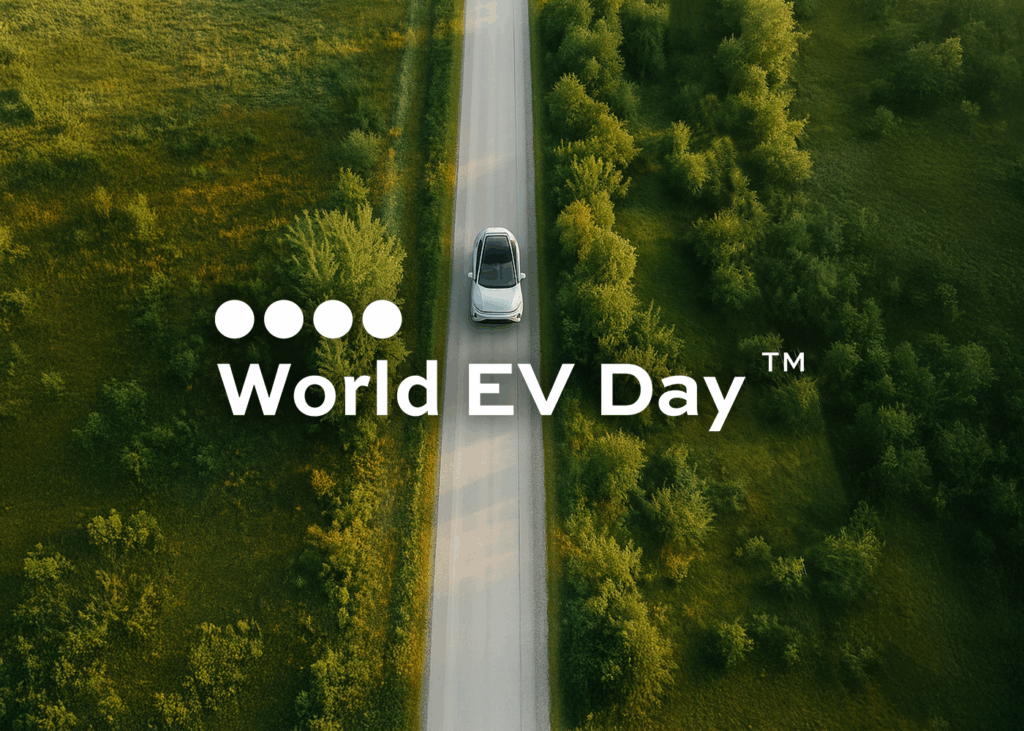 Vue aérienne d’une voiture électrique sur une route bordée d’arbres et de champs, avec le logo World EV Day™ en avant-plan.