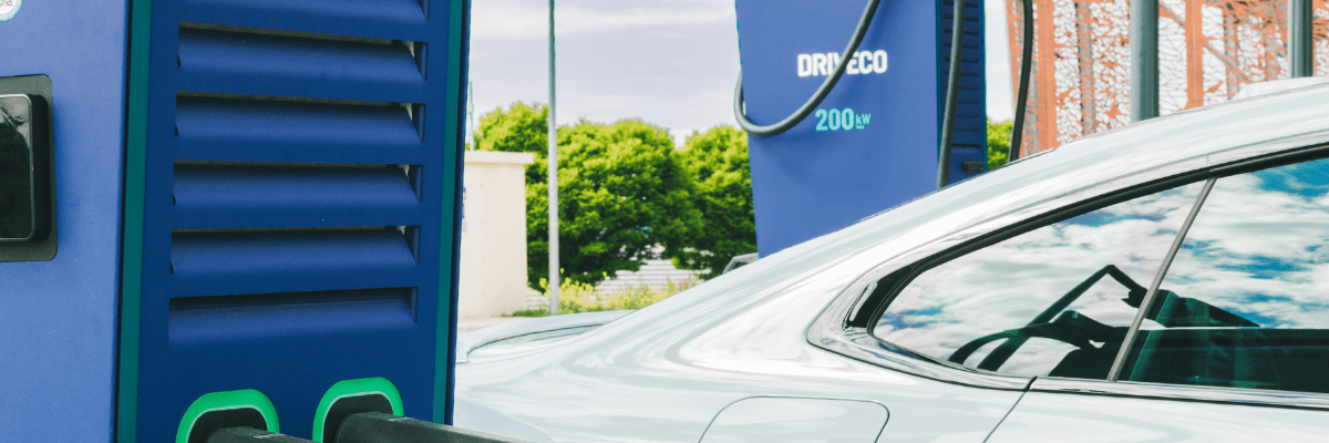 Voiture électrique en cours de recharge sur une borne rapide DRIVECO de 200 kW, symbole de la mobilité durable et de la transition énergétique.
