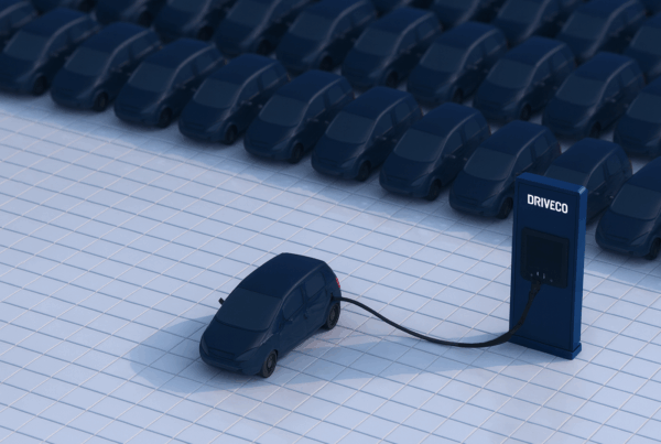 Véhicule électrique en recharge sur une borne DRIVECO avec une flotte de véhicules en arrière-plan
