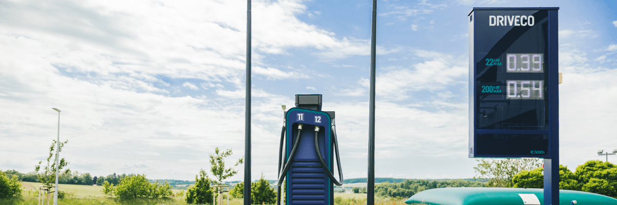 Borne de recharge rapide DRIVECO en extérieur avec affichage des tarifs au kWh
