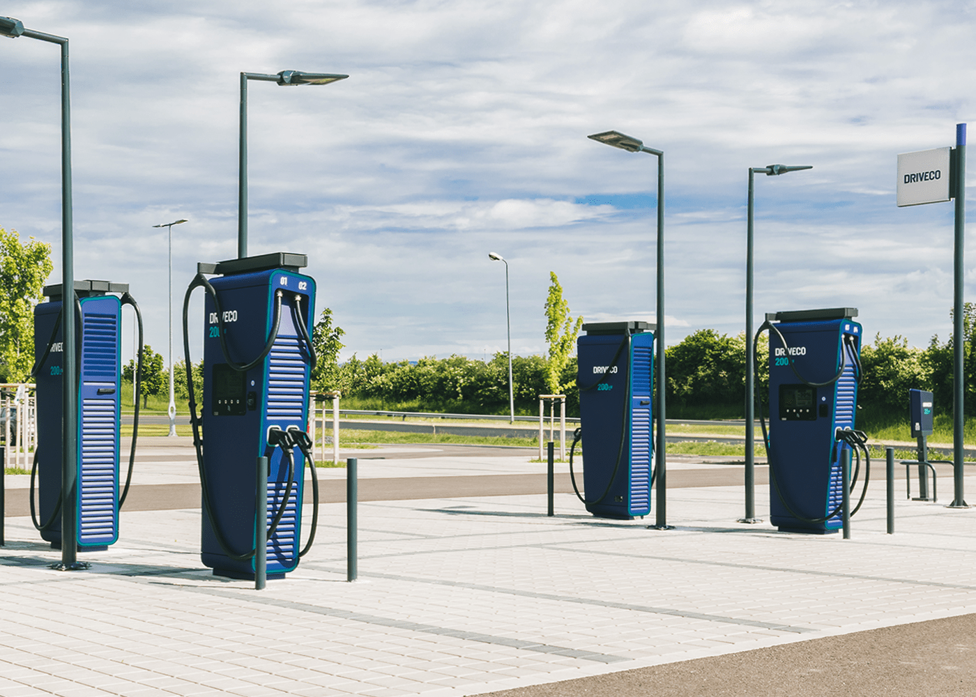 Bornes de recharge rapide DRIVECO pour véhicules électriques sur une aire de stationnement extérieure