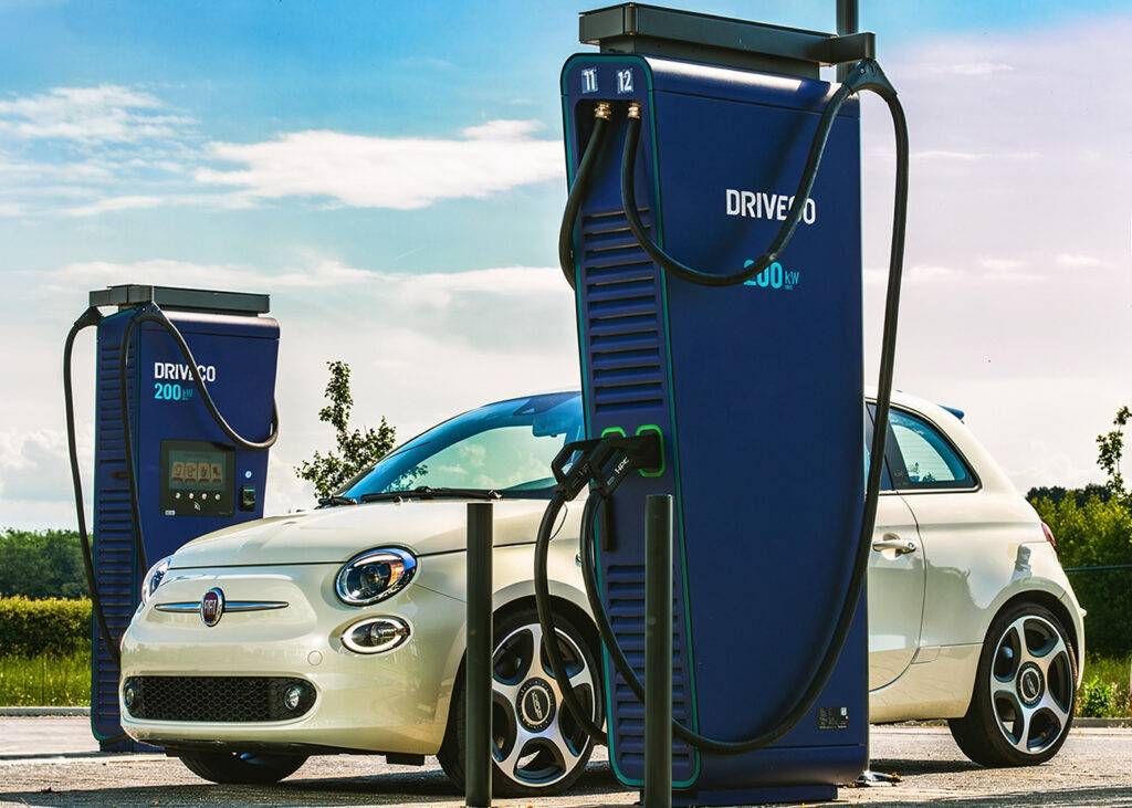 Une citadine est garée devant une borne de recharge électrique DRIVECO