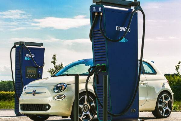 Une citadine est garée devant une borne de recharge électrique DRIVECO